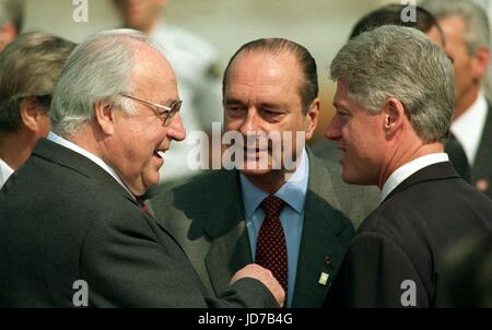 Archiv - der ehemalige deutsche Bundeskanzler Helmut Kohl (L-R) mit dem französischen Präsidenten Jacques Chirac und US-Präsident Bill Clinton auf dem 21. G7-Gipfel in Halifax, Kanada, 17. Juni 1995 zu sehen. Kohl, verstarb im Alter von 87 in Eggershaim am 16. Juni 2017. Er war Kanzler für 16 Jahre und Chef der Partei CDU für ein Vierteljahrhundert. Foto: Tim Brakemeier/dpa Stockfoto