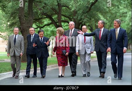 Archiv - (L-R): Präsident der Europäischen Kommission, Jacques Delors, der italienische Ministerpräsident Giulio Andreotti, der japanische Premierminister Toshiki Kaifu, der britische Premierminister Margaret Thatcher, der ehemalige Bundeskanzler Kohl, französische Staatspräsident Francois Mitterrand, US-Präsident George Bush und kanadischen Premierminister Brian Mulroney in Houston, USA, 11. Juli 1990 gesehen werden können. G7-Gipfel endete ohne konkretes Ergebnis nach drei Tagen. Kohl, verstarb im Alter von 87 in Eggershaim am 16. Juni 2017. Er war Kanzler für 16 Jahre und Chef der Partei CDU für Quartal einen Schutzhafen Stockfoto