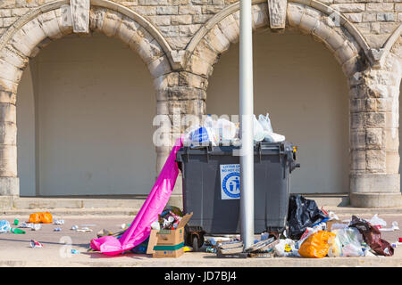 Bournemouth, Dorset, UK. 19. Juni 2017. UK-Wetter: ein anderes heißen sonnigen Tag an den Stränden von Bournemouth. Schöne Strände, aber ein Vollzeit-Job für Rat Arbeiter versuchen, halten es sauber und ordentlich, wie Besucher lassen Sie einfach ihren Müll anstatt legt es in Behältern oder mit ihnen nehmen. Bildnachweis: Carolyn Jenkins/Alamy Live-Nachrichten Stockfoto