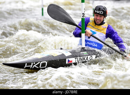 Prag, Tschechische Republik. 17. Juni 2017. Ondrej Tunka der Tschechischen Republik tritt während der Halbfinale K1 Männer Wasser Slalom Weltcup-Event in Prag, Tschechische Republik, 17. Juni 2017. Bildnachweis: Roman Vondrous/CTK Foto/Alamy Live-Nachrichten Stockfoto