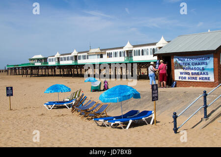 Die Seebrücke und Strand in Lytham St Annes, Lancashire, UK. UK Wetter. 19 Juni, 2017. Sonnigen Start in den Tag an der Westküste mit einem anderen weitgehend trockenen, heißen und sonnigen Tag am Meer. Kredit; MediaWorldImages/AlamyLiveNews Stockfoto