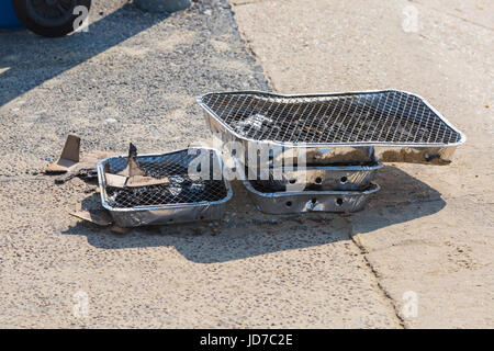 Bournemouth, Dorset, UK. 19. Juni 2017. UK-Wetter: ein anderes heißen sonnigen Tag an den Stränden von Bournemouth. Schöne Strände, aber ein Vollzeit-Job für Rat Arbeiter versuchen, es sauber und ordentlich zu halten - Grillen Credit verworfen: Carolyn Jenkins/Alamy Live News Stockfoto