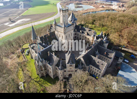 ARCHIV - Das Schloss Marienburg, Aufgenommen bin am 24.02.2016 Südwesthang des Marienbergs Bei Nordstemmen (Niedersachsen) Liegt Rund 20 Kilometer Südlich von Hannover Und 15 km Nordwestlich von Hildesheim (Luftaufnahme Mit Drohne). (Zu Dpa "Adelshochzeit in Hannover: Brautpaar Fährt Mit Kutsche Durch Stadt" Vom 19.06.2017) Foto: Julian Stratenschulte/Dpa (c) Dpa - Bildfunk Stockfoto