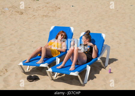 Lytham St Annes, Lancashire, UK. Großbritannien Wetter. 19. Juni 2017. Sonniger Start in den Tag an der Westküste mit einem anderen weitgehend trockenen, heißen und sonnigen Tag am Meer. Kredite; MediaWorldImages/AlamyLiveNews Stockfoto