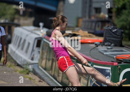 London, UK. 19. Juni 2017. UK-Wetter: Hitzewelle in London. Notting Hill. Meanwhite Park und Canal Credit: Sebastian Remme/Alamy Live News Stockfoto