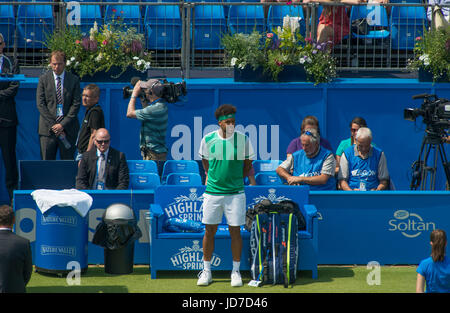 Die Queen's-Club, London, UK. 19. Juni 2017. 2017 Aegon Championships Tag 1 beginnt in brütender Hitze im West London Club. Eine Schweigeminute wird für die Grenfell Turm Feuer und Finsbury Park-Moschee Angriff beobachtet. Bildnachweis: Malcolm Park/Alamy Live-Nachrichten Stockfoto