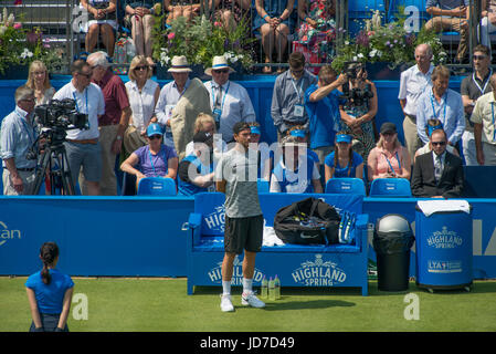 Die Queen's-Club, London, UK. 19. Juni 2017. 2017 Aegon Championships Tag 1 beginnt in brütender Hitze im West London Club. Eine Schweigeminute wird für die Grenfell Turm Feuer und Finsbury Park-Moschee Angriff beobachtet. Bildnachweis: Malcolm Park/Alamy Live-Nachrichten Stockfoto