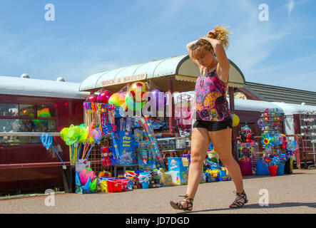 Lytham St Annes, Lancashire, UK. Großbritannien Wetter. 19. Juni 2017. Sonniger Start in den Tag an der Westküste mit einem anderen weitgehend trockenen, heißen und sonnigen Tag am Meer. Kredite; MediaWorldImages/AlamyLiveNews Stockfoto