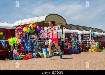 Lytham St Annes, Lancashire, UK. Großbritannien Wetter. 19. Juni 2017. Sonniger Start in den Tag an der Westküste mit einem anderen weitgehend trockenen, heißen und sonnigen Tag am Meer. Kredite; MediaWorldImages/AlamyLiveNews Stockfoto