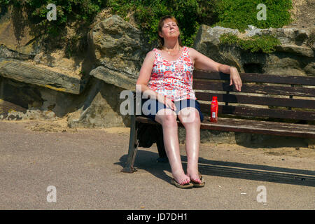 Lytham St Annes, Lancashire, UK. Großbritannien Wetter. 19. Juni 2017. Sonniger Start in den Tag an der Westküste mit einem anderen weitgehend trockenen, heißen und sonnigen Tag am Meer mit Temperaturen bis 28, 5C Credit; MediaWorldImages/AlamyLiveNews Stockfoto