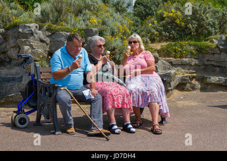 Lytham St Annes, Lancashire, UK. Großbritannien Wetter. 19. Juni 2017. Sonniger Start in den Tag an der Westküste mit einem anderen weitgehend trockenen, heißen und sonnigen Tag am Meer. Kredite; MediaWorldImages/AlamyLiveNews Stockfoto