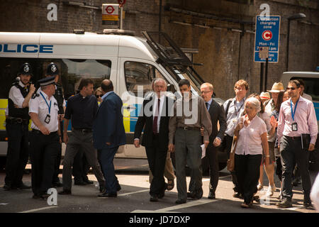 Finsbury Park, London, UK. 19. Juni 2017. Massen sammelten sich im folgenden ein mutmaßlicher Terroristen angreifen heute Morgen. Im Bild: Jeremy Corbyn kommt um mit Journalisten zu sprechen. Bildnachweis: Byron Kirk/Alamy Live-Nachrichten Stockfoto