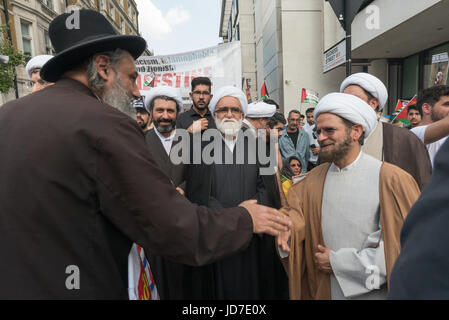 18. Juni 2017 - London, UK - London, UK. 18. Juni 2017. Der jährliche Tag der Al Quds (Jerusalem) März in London nahmen mehrere tausend aus allen Teilen des Landes. Von Quds-Ausschuss mit der Islamischen Menschenrechtskommission organisiert und unterstützt durch verschiedene Gruppen einschließlich der Haltestelle der Kriegskoalition, Muslim Association of Britain und Juden für einen Boykott israelischer waren wurde unter der Leitung von Imamen und Neturei Karta Anti-zionistische Juden, fordert es Freiheit für Palästina und für alle unterdrückter Menschen auf der ganzen Welt. Wie üblich in der angezogen Opposition von zionistischen Gruppen, mit einer Kundgebung statt nah an Stockfoto