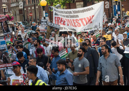 18. Juni 2017 - London, UK - London, UK. 18. Juni 2017. Die jährliche Al Quds (Jerusalem) Tag März in London nahmen mehrere tausend aus der ganzen Welt macht das Land seinen Weg in Richtung der US-Botschaft. Von Quds-Ausschuss mit der Islamischen Menschenrechtskommission organisiert und unterstützt durch verschiedene Gruppen einschließlich der Haltestelle der Kriegskoalition, Muslim Association of Britain und Juden für einen Boykott israelischer waren wurde unter der Leitung von Imamen und Neturei Karta Anti-zionistische Juden, fordert es Freiheit für Palästina und für alle unterdrückter Menschen auf der ganzen Welt. Wie üblich in der angezogen Opposition von zionistischen Gruppen, Stockfoto