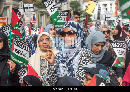 London, UK. 18. Juni 2017. London, UK. 18. Juni 2017. Frauen auf dem jährlichen Al Quds (Jerusalem) Tag-Marsch in London nahmen mehrere tausend aus allen Teilen des Landes. Von Quds-Ausschuss mit der Islamischen Menschenrechtskommission organisiert und unterstützt durch verschiedene Gruppen einschließlich der Haltestelle der Kriegskoalition, Muslim Association of Britain und Juden für einen Boykott israelischer waren wurde unter der Leitung von Imamen und Neturei Karta Anti-zionistische Juden, fordert es Freiheit für Palästina und für alle unterdrückter Menschen auf der ganzen Welt. Wie üblich in der angezogen Opposition von zionistischen Gruppen mit einer Kundgebung zu hel Stockfoto