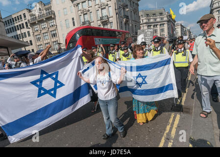 London, UK. 18. Juni 2017. London, UK. 18. Juni 2017. Polizei endlich die kleine Gruppe der Zionisten, die die AL Quds Day blockiert hatte März Holding israelische Flaggen entlang der Oxford Street mit mit der Al Quds Demonstranten nach hinten bewegt. Peter Marshall ImagesLive Credit: Peter Marshall/ImagesLive/ZUMA Draht/Alamy Live-Nachrichten Stockfoto