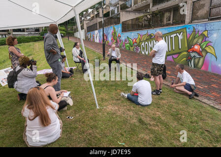 18. Juni 2017 - London, UK - London, UK. 18. Juni 2017. Ted Knight, ehemaliger Führer der Lambeth Rat, sprach zur Unterstützung der Kampagne um die zentrale Hill Estate retten bestanden für den Abriss vom Rat trotz der fast einstimmiges Votum der Bewohner für zu renovieren, anstatt zu zerstören und den Plänen von Architekten für sozialen Wohnungsbau, die die Erhöhung der Dichte ohne Abbruch gewünscht erzielen würde. Er erinnerte daran, wie unter Borough Architekt Ted Hollamby das Anwesen war geplant als eine lebendige Gemeinschaft und war bemerkenswert erfolgreich, mit einer Reihe von ursprünglichen Bewohner aus der 1970er-Jahre-stil Stockfoto