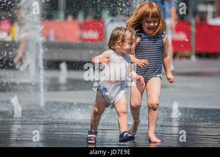 London, UK. 19. Juni 2017. Erwachsene und Kinder genießen die Wasserspiele in More London wie die Sonne auf einer der heißesten Tage des Jahres brennt. London, 19. Juni 2017. Bildnachweis: Guy Bell/Alamy Live-Nachrichten Stockfoto