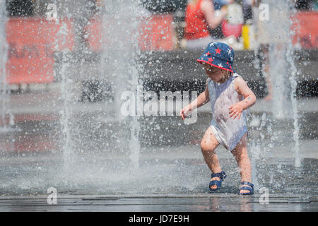 London, UK. 19. Juni 2017. Erwachsene und Kinder genießen die Wasserspiele in More London wie die Sonne auf einer der heißesten Tage des Jahres brennt. London, 19. Juni 2017. Bildnachweis: Guy Bell/Alamy Live-Nachrichten Stockfoto