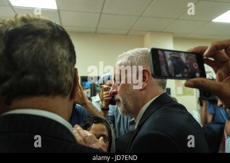 London, UK. 19. Juni 2017. Jeremy Corbyn Leader der Labour Party in Finsbury Park-Moschee im Gespräch mit der Presse und Mitglieder der Gemeinschaft. Am Abend zuvor ein Mann fuhr einen weißen Lieferwagen in eine Gruppe von Menschen auf dem Heimweg von gebeten. Eine Person starb und 10 wurden verletzt. : Credit Claire Doherty Alamy/Live News. Bildnachweis: Claire Doherty/Alamy Live News Stockfoto