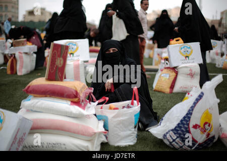 Sanaa, Jemen. 19. Juni 2017. Jemenitische Frauen sammeln eine Spende Hilfe durch die Regierung von Kuwait in Sanaa, Jemen, 19. Juni 2017. Unvermindert Konflikt und rasch verschlechternden Bedingungen in Jemen drängen Millionen vertriebenen Jemeniten weiter in Gefahr und Not. Seit Beginn des Konflikts im März 2015, wurden mehr als 11 Prozent der Yemen·s Bevölkerung, einige 3 Millionen Menschen gezwungen, ihre Häuser aus Sicherheitsgründen zu verlassen. Bildnachweis: Dpa picture Alliance/Alamy Live News Stockfoto