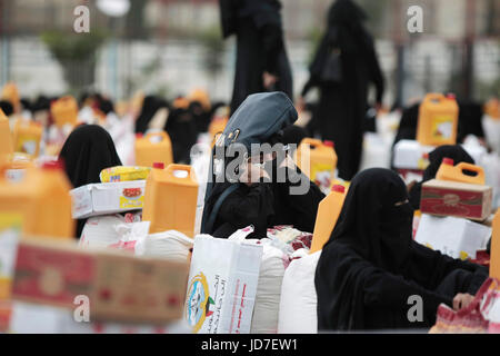 Sanaa, Jemen. 19. Juni 2017. Jemenitische Frauen sammeln eine Spende Hilfe durch die Regierung von Kuwait in Sanaa, Jemen, 19. Juni 2017. Unvermindert Konflikt und rasch verschlechternden Bedingungen in Jemen drängen Millionen vertriebenen Jemeniten weiter in Gefahr und Not. Seit Beginn des Konflikts im März 2015, wurden mehr als 11 Prozent der Yemen·s Bevölkerung, einige 3 Millionen Menschen gezwungen, ihre Häuser aus Sicherheitsgründen zu verlassen. Bildnachweis: Dpa picture Alliance/Alamy Live News Stockfoto