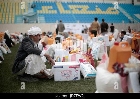 Sanaa, Jemen. 19. Juni 2017. Jemenitischen Männer sammeln eine Spende Hilfe durch die Regierung von Kuwait in Sanaa, Jemen, 19. Juni 2017. Unvermindert Konflikt und rasch verschlechternden Bedingungen in Jemen drängen Millionen vertriebenen Jemeniten weiter in Gefahr und Not. Seit Beginn des Konflikts im März 2015, wurden mehr als 11 Prozent der Yemen·s Bevölkerung, einige 3 Millionen Menschen gezwungen, ihre Häuser aus Sicherheitsgründen zu verlassen. Bildnachweis: Dpa picture Alliance/Alamy Live News Stockfoto