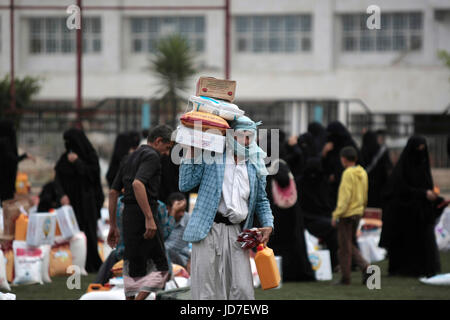 Sanaa, Jemen. 19. Juni 2017. Ein Yemenite Mann trägt eine Spende Hilfe durch die Regierung von Kuwait in Sanaa, Jemen, 19. Juni 2017. Unvermindert Konflikt und rasch verschlechternden Bedingungen in Jemen drängen Millionen vertriebenen Jemeniten weiter in Gefahr und Not. Seit Beginn des Konflikts im März 2015, wurden mehr als 11 Prozent der Yemen·s Bevölkerung, einige 3 Millionen Menschen gezwungen, ihre Häuser aus Sicherheitsgründen zu verlassen. Bildnachweis: Dpa picture Alliance/Alamy Live News Stockfoto