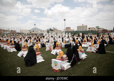 Sanaa, Jemen. 19. Juni 2017. Jemenitische Frauen sammeln eine Spende Hilfe durch die Regierung von Kuwait in Sanaa, Jemen, 19. Juni 2017. Unvermindert Konflikt und rasch verschlechternden Bedingungen in Jemen drängen Millionen vertriebenen Jemeniten weiter in Gefahr und Not. Seit Beginn des Konflikts im März 2015, wurden mehr als 11 Prozent der Yemen·s Bevölkerung, einige 3 Millionen Menschen gezwungen, ihre Häuser aus Sicherheitsgründen zu verlassen. Bildnachweis: Dpa picture Alliance/Alamy Live News Stockfoto