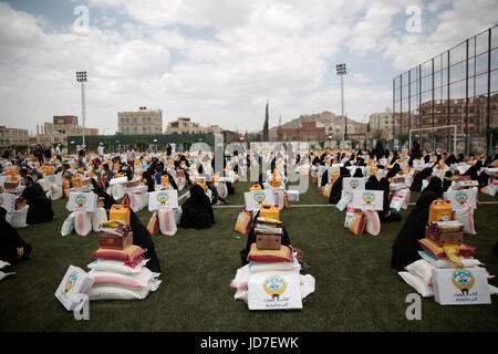 Sanaa, Jemen. 19. Juni 2017. Jemenitische Frauen sammeln eine Spende Hilfe durch die Regierung von Kuwait in Sanaa, Jemen, 19. Juni 2017. Unvermindert Konflikt und rasch verschlechternden Bedingungen in Jemen drängen Millionen vertriebenen Jemeniten weiter in Gefahr und Not. Seit Beginn des Konflikts im März 2015, wurden mehr als 11 Prozent der Yemen·s Bevölkerung, einige 3 Millionen Menschen gezwungen, ihre Häuser aus Sicherheitsgründen zu verlassen. Bildnachweis: Dpa picture Alliance/Alamy Live News Stockfoto