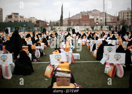 Sanaa, Jemen. 19. Juni 2017. Jemenitische Frauen sammeln eine Spende Hilfe durch die Regierung von Kuwait in Sanaa, Jemen, 19. Juni 2017. Unvermindert Konflikt und rasch verschlechternden Bedingungen in Jemen drängen Millionen vertriebenen Jemeniten weiter in Gefahr und Not. Seit Beginn des Konflikts im März 2015, wurden mehr als 11 Prozent der Yemen·s Bevölkerung, einige 3 Millionen Menschen gezwungen, ihre Häuser aus Sicherheitsgründen zu verlassen. Bildnachweis: Dpa picture Alliance/Alamy Live News Stockfoto