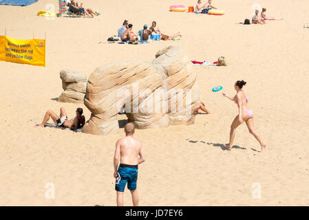 Bournemouth, Dorset, Großbritannien, 19.. Juni 2017. Heiß und sonnig am Strand, da die Hitzewelle bis in die Arbeitswoche andauert. Menschen spielen ein Spiel von Frisbee. Stockfoto