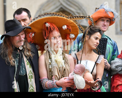 Wittenberg, Deutschland. 16. Juni 2017. Akteure stellen erstelle ich ein "Tableau Vivant" (buchstäblich, "lebendiges Bild", was bedeutet, dass eine Stille und reglose Gruppe von Menschen angeordnet, erstellen Sie eine Szene oder ein Bild) basiert auf einem Gemälde des deutschen Malers Lucas Cranach der jüngere in Wittenberg, Deutschland, 16. Juni 2017. Die Stadt Wittenberg ist offiziell als "Luther-Stadt" bekannt und feiert in diesem Jahr den 500. Jahrestag der Reformation. Foto: Hendrik Schmidt/Dpa-Zentralbild/Dpa/Alamy Live News Stockfoto