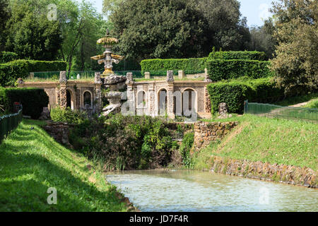 Wasser-Chanel aus Fontain Giglio in Villa Doria Pamphili an der Via Aurelia Antica Stockfoto