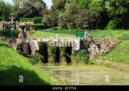 Wasser-Chanel aus Fontain Giglio in Villa Doria Pamphili an der Via Aurelia Antica Stockfoto