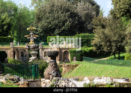 Wasser-Chanel aus Fontain Giglio in Villa Doria Pamphili an der Via Aurelia Antica Stockfoto