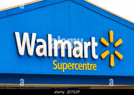 Walmart Supercenters Markenlogo auf Gebäude außen Stockfoto