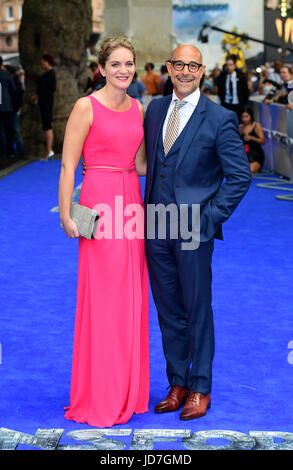 Stanley Tucci und Frau Felicity Blunt Ankunft für Transformatoren: die letzten Ritter Welt-Premiere im Cineworld am Leicester Square in London statt. Stockfoto