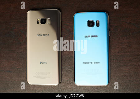 New York, USA – 13. Juni 2017: S7 Rand und Samsung s8 plus Smartphone Vergleich der Rückseiten Stockfoto