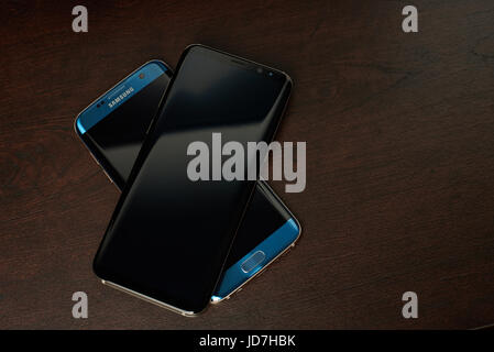 New York, USA – 13. Juni 2017: Samsung + s8 und s7 Rand Smartphone legen auf Holztisch Stockfoto