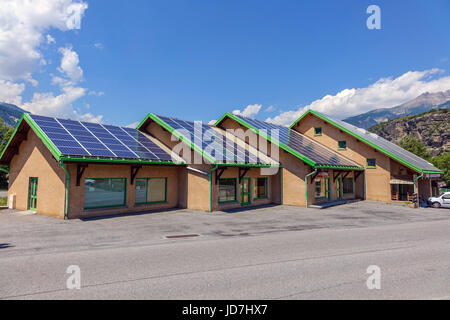 Sonnenkollektoren auf dem Dach Og Neubau, Frankreich Stockfoto