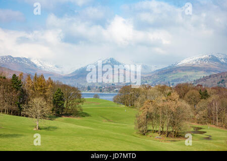 Den See Windermere und die umliegenden Schnee caped Berge aus Gründen der Wray Castle, Nationalpark Lake District, Cumbria, England, Großbritannien Stockfoto