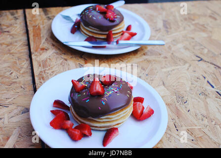 Palatschinken mit Schokolade und Erdbeeren. Stockfoto