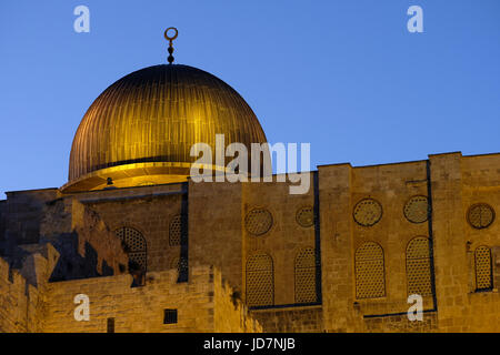 Blick auf die Al-Aksa Moschee entlang der südlichen Mauer des Tempelbergs, bekannt als das Edle Heiligtum und für Muslime als der Haram esh-Sharif in der Altstadt von Ostjerusalem Israel Stockfoto