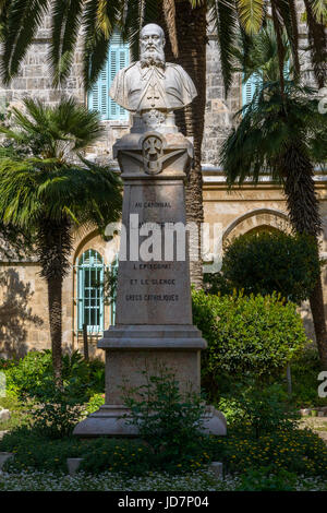 JERUSALEM, ISRAEL - 18. April 2015: Das Denkmal für Kardinal Lavigerie im schattigen Garten des St. Anne Church befindet sich am Anfang der Via Dolorosa im Stockfoto