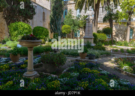 JERUSALEM, ISRAEL - 18. April 2015: Das Denkmal für Kardinal Lavigerie im schattigen Garten des St. Anne Church befindet sich am Anfang der Via Dolorosa im Stockfoto