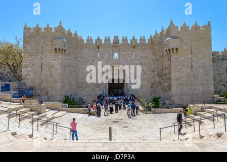 JERUSALEM, ISRAEL - 18. April 2015: Menschen betreten die Altstadt am Damaskus-Tor Stockfoto