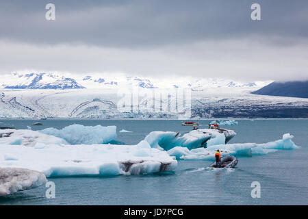 Boot-Reiseveranstalter und Patrouillenboote inmitten Eisberge in der Gletscherlagune Jökulsárlón Stockfoto