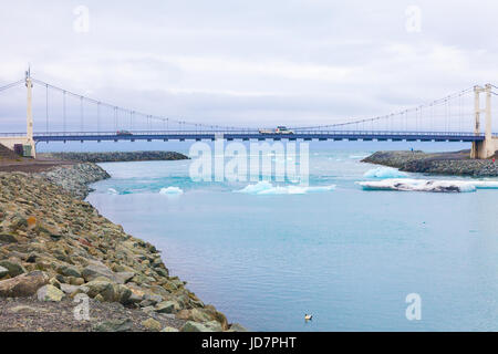 Große Klumpen des Eises schwimmend auf den Ozean von der Gletscherlagune Jökulsárlón Stockfoto