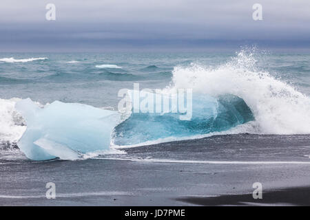 Große Stücke von Gletschereis wird an einem Strand an der Jökulsárlón Lagune in Island angespült Stockfoto